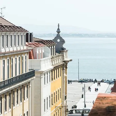 Plum Guide - Jupiter Rising * Lisbon